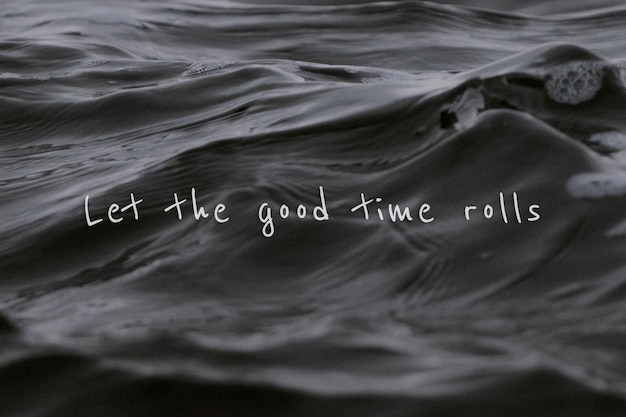 無料写真 水の波の背景で楽しいタイムロールの引用をしましょう