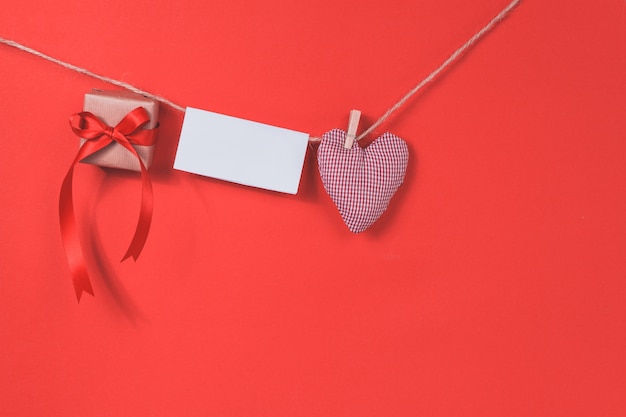 Foto gratuita lettera appeso a una corda con un cuore e un dono