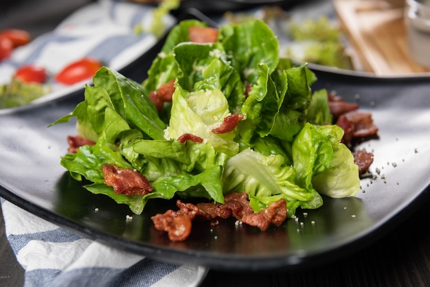 Insalata di lattuga e pancetta