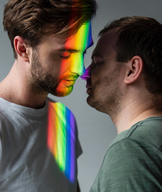 Coppia comunità lgbt con simbolo arcobaleno