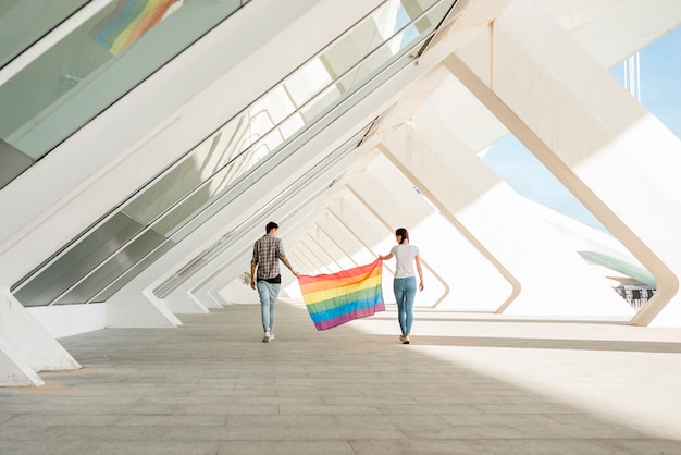 Bandierina dell'arcobaleno della tenuta delle coppie di LGBT