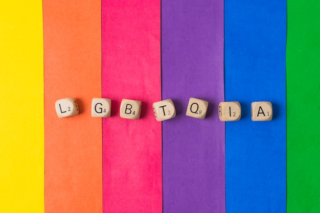 LGBTQIAの単語キューブとゲイの国旗