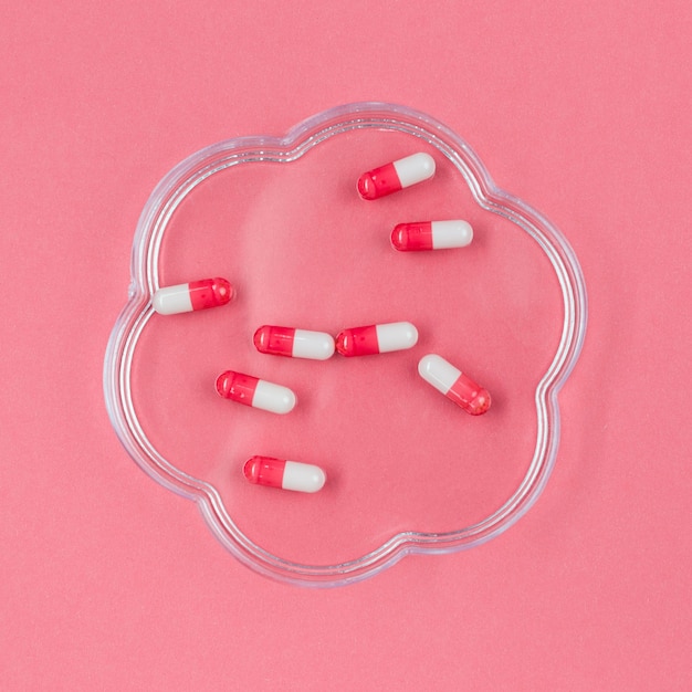 Free photo lid with pills on desk