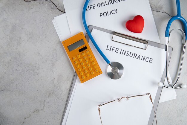電卓と生命保険の概念