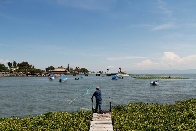 美しい湖のあるメキシコの風景での生活