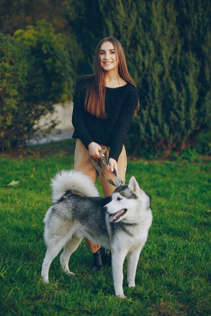 Foto gratuita pantaloni vita husky sorridono modello