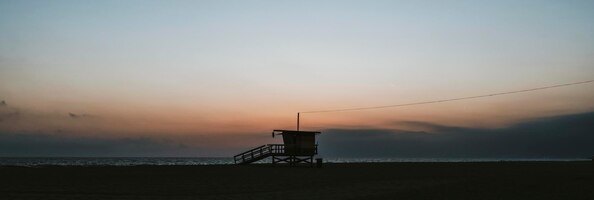 Дом спасателя на пляже венис в калифорнии, сша