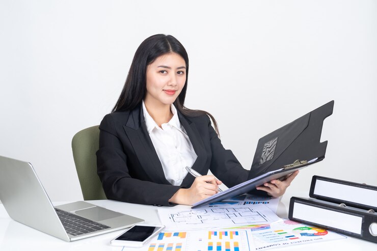 ฟรี Photo lifestyle beautiful asian business young woman using laptop computer and smart phone on office desk 