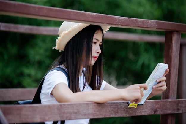 ライフスタイル美人休暇中に野生の旅行ハイキングで旅行する幸せなねじれ。