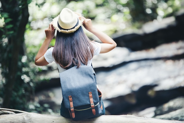 ライフスタイル美人休暇中に野生の旅行ハイキングで旅行する幸せなねじれ。