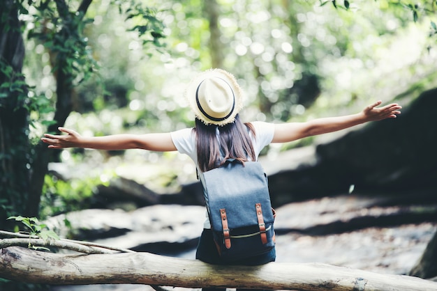 ライフスタイル美人休暇中に野生の旅行ハイキングで旅行する幸せなねじれ。