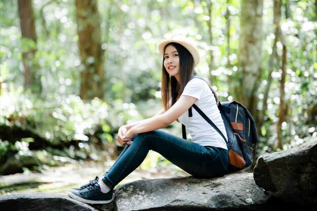 ライフスタイル美人休暇中に野生の旅行ハイキングで旅行する幸せなねじれ。