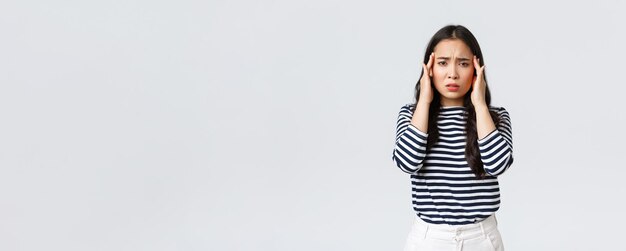 ライフスタイルの美しさとファッションの人々の感情の概念頭痛や片頭痛を感じている若い女性のサラリーマン起業家めまいタッチ寺院は日射病で病気になりました