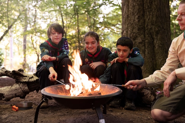 Foto gratuita stile di vita dei boy scout nei boschi