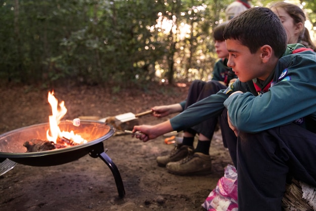 Stile di vita dei boy scout nei boschi