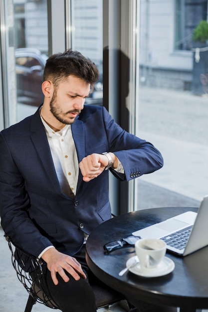 Foto gratuita stile di vita di un uomo d'affari