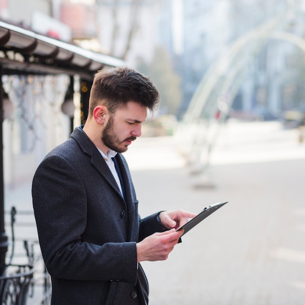 Foto gratuita stile di vita di un uomo d'affari