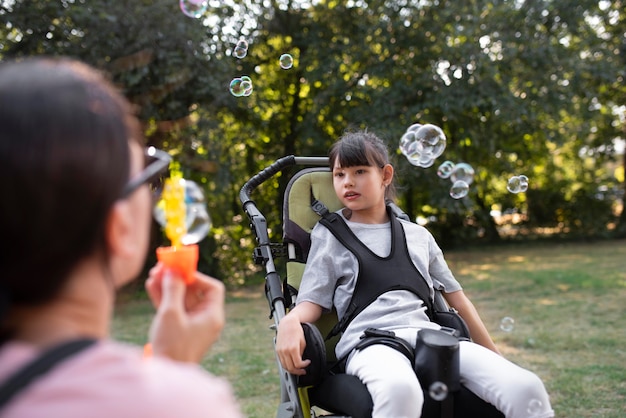 車いすでの子供のライフスタイル