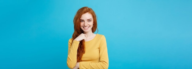 Concetto di stile di vita primo piano ritratto giovane bella ragazza attraente capelli rossi zenzero che gioca con lei