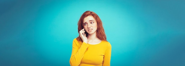 Foto gratuita ritratto di concetto di stile di vita di una ragazza dai capelli rossi con un'espressione scioccante e stressante mentre si parla