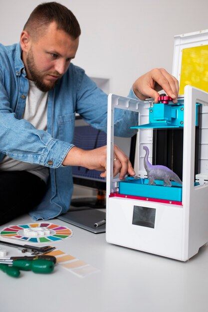 Free photo lifestyle of designer using a 3d printer