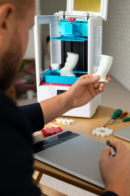 Free photo lifestyle of designer using a 3d printer