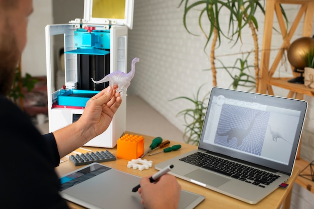 Foto gratuita stile di vita del designer che usa una stampante 3d