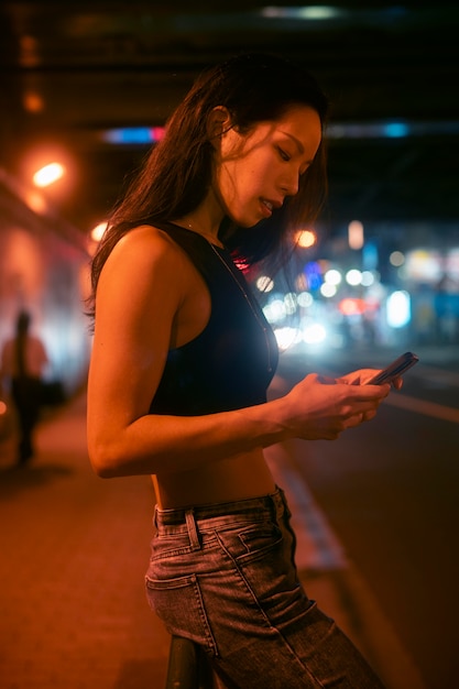 Stile di vita notturno in città con una giovane donna