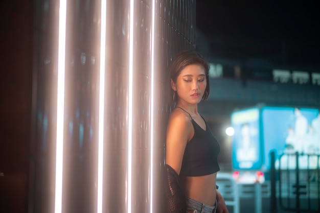 Free photo lifestyle of night in the city with young woman