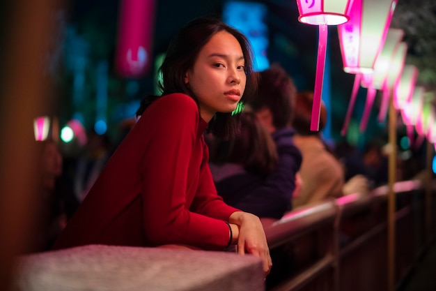 Free photo lifestyle of night in the city with young woman