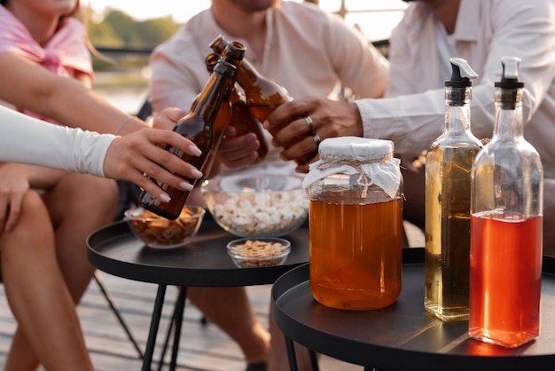 無料写真 コンブチャを飲む人々のライフスタイル