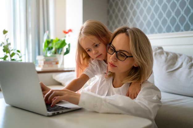 Foto gratuita stile di vita dei genitori che lavorano a distanza con i figli a casa