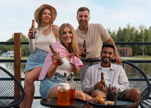 Foto gratuita stile di vita delle persone che bevono kombucha