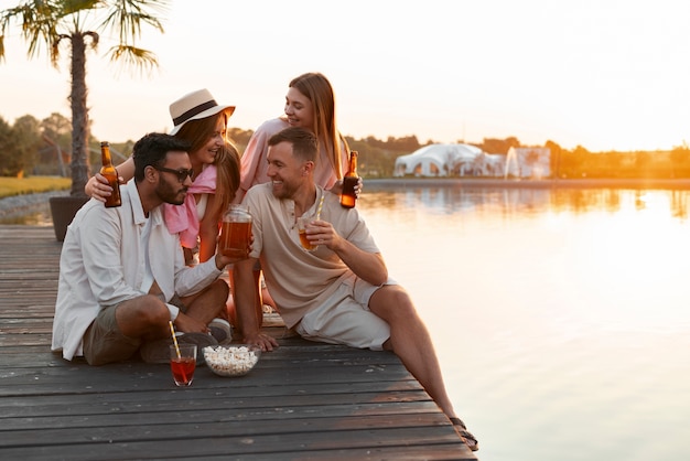 Free photo lifestyle of people drinking kombucha