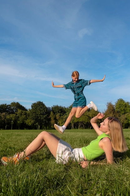 Foto gratuita stile di vita delle persone che saltano in giro