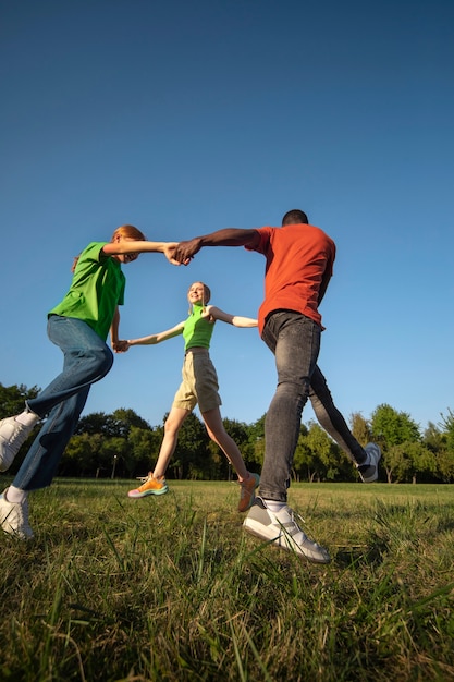 Foto gratuita stile di vita delle persone che saltano in giro