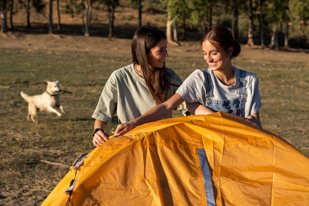 Foto gratuita stile di vita delle persone che vivono in campeggio