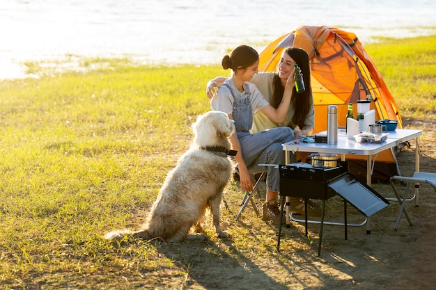 Foto gratuita stile di vita delle persone che vivono in campeggio