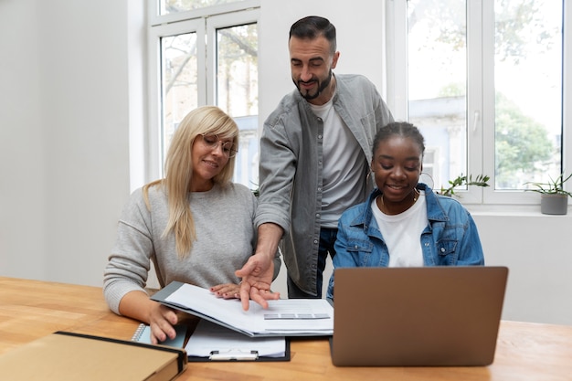 Foto gratuita stile di vita delle persone in ufficio