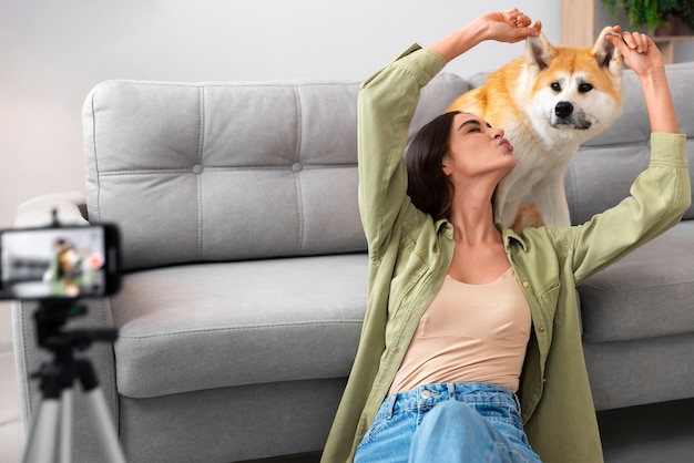 Foto gratuita stile di vita della persona che crea contenuti con il proprio animale domestico