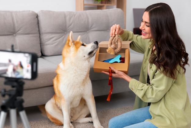 Foto gratuita stile di vita della persona che crea contenuti con il proprio animale domestico