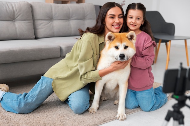 Foto gratuita stile di vita della persona che crea contenuti con il proprio animale domestico