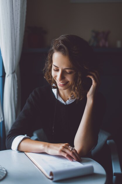 lifestyle person smiley businesswoman smiling