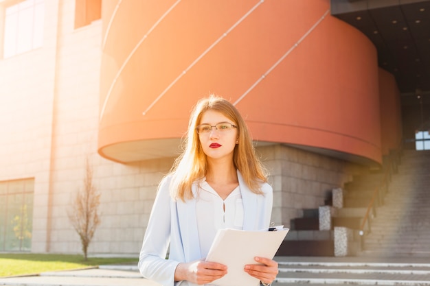 Free photo lifestyle portrait of businesswoman