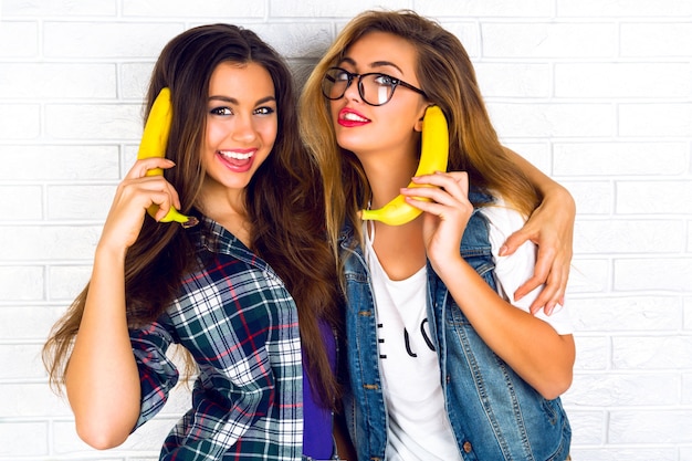 Foto gratuita ritratto di stile di vita di due amiche adolescenti graziose abbracci sorridenti e divertirsi