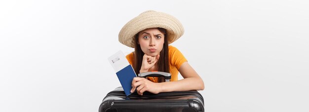 ライフスタイルと旅行のコンセプト若い美しい白人女性がスーツケースに座って待っている