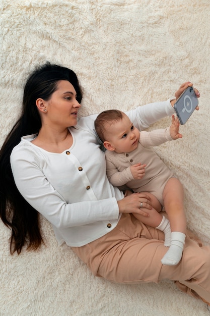 Foto gratuita stile di vita della donna che attraversa la maternità