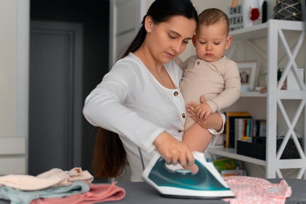 Foto gratuita stile di vita della donna che attraversa la maternità