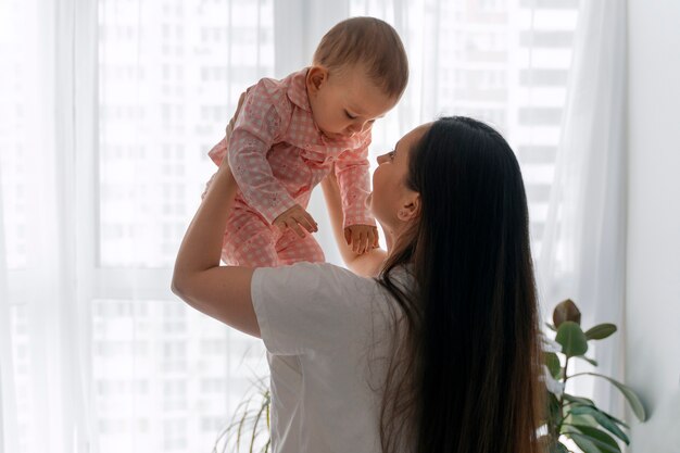 Foto gratuita stile di vita della donna che attraversa la maternità