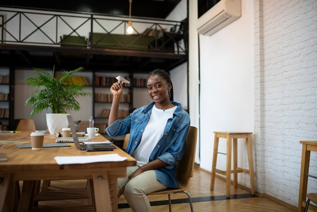 Free photo lifestyle of woman in the office